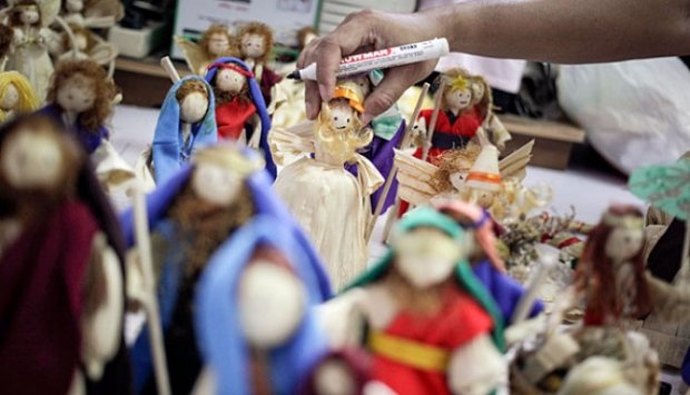 Kreasi Pohon Natal Cantik dari Rotan dan Kulit Jagung