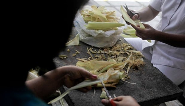 Kreasi Pohon Natal Cantik dari Rotan dan Kulit Jagung