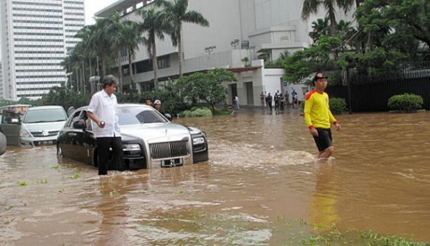 Rolls Royce 7,5 Milyar Mogok Akibat Nekat Terobos Banjir