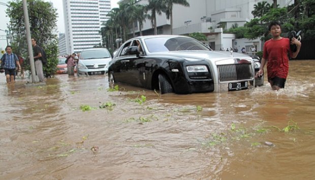 Rolls Royce 7,5 Milyar Mogok Akibat Nekat Terobos Banjir