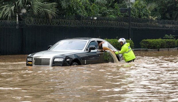 Rolls Royce 7,5 Milyar Mogok Akibat Nekat Terobos Banjir