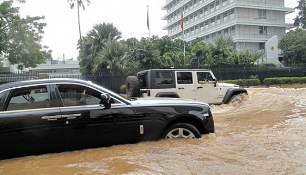 Rolls Royce 7,5 Milyar Mogok Akibat Nekat Terobos Banjir