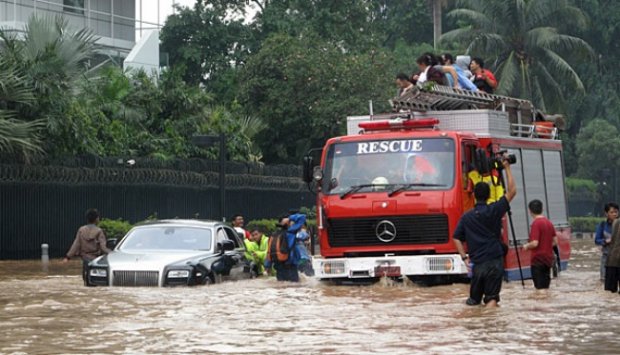 Rolls Royce 7,5 Milyar Mogok Akibat Nekat Terobos Banjir