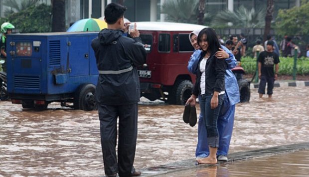 Walau Banjir, Gaya Tetap Nomor Satu!