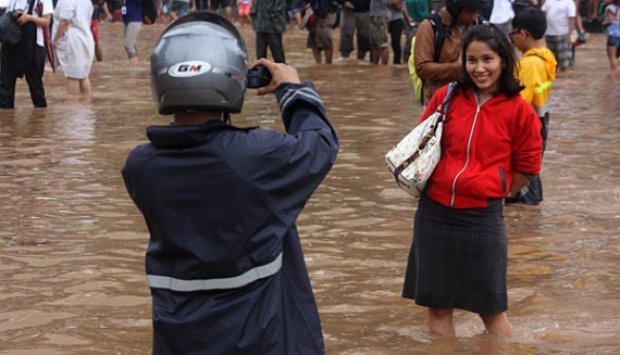 Walau Banjir, Gaya Tetap Nomor Satu!