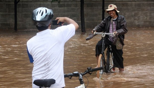 Walau Banjir, Gaya Tetap Nomor Satu!