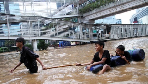 FOTO2 &gt;&gt; Transportasi Mendadak Kala Banjir