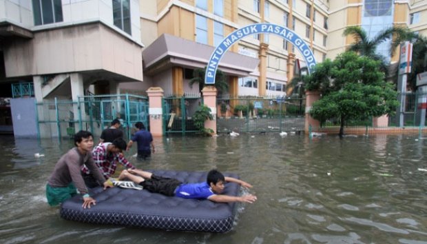 FOTO2 &gt;&gt; Transportasi Mendadak Kala Banjir