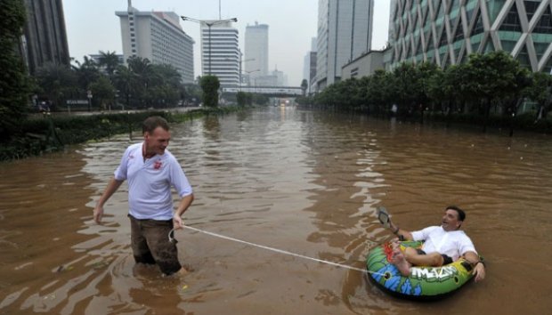 FOTO2 &gt;&gt; Transportasi Mendadak Kala Banjir