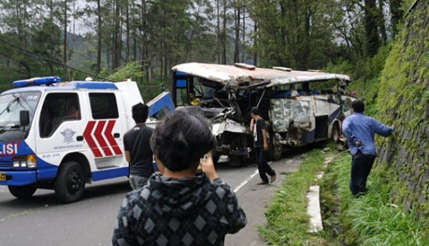 Bus pariwisata tabrak tebing di Ciloto, belasan tewas (no DP)