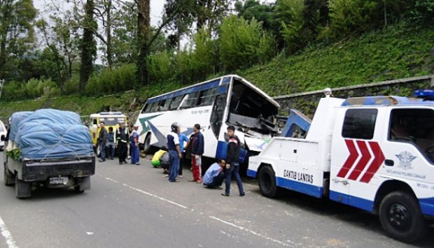 Bus pariwisata tabrak tebing di Ciloto, belasan tewas (no DP)