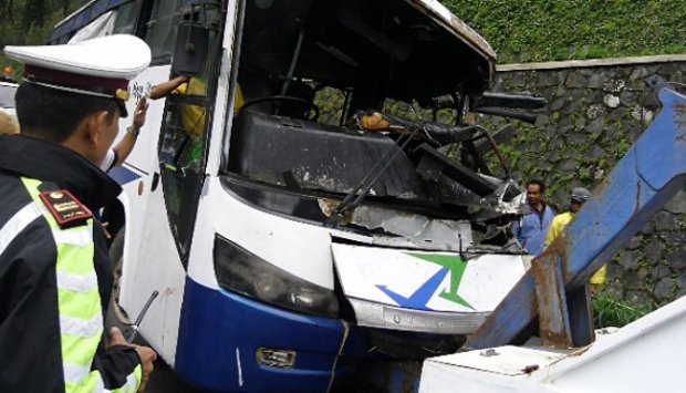 Bus pariwisata tabrak tebing di Ciloto, belasan tewas (no DP)