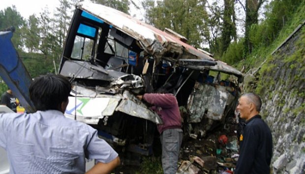 Bus pariwisata tabrak tebing di Ciloto, belasan tewas (no DP)