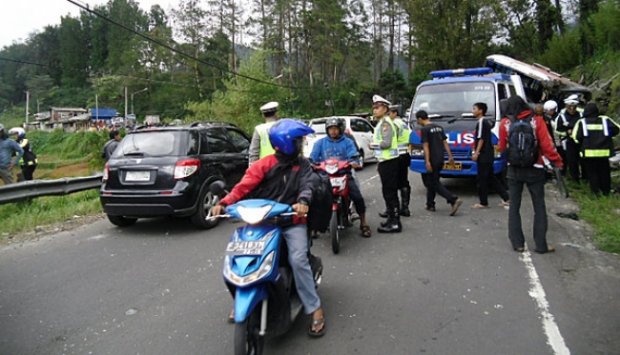 Bus pariwisata tabrak tebing di Ciloto, belasan tewas (no DP)