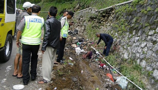 Bus pariwisata tabrak tebing di Ciloto, belasan tewas (no DP)