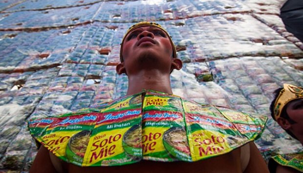 Satu lagi karya seni dari bungkus mie instan