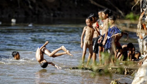 Ada yang mau berenang di sungai Ciliwung? :D