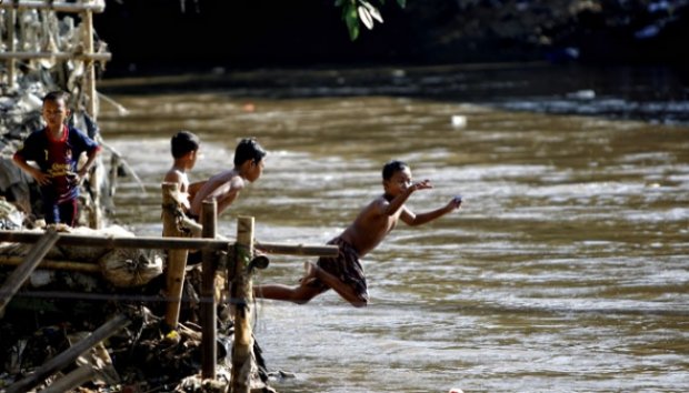 Ada yang mau berenang di sungai Ciliwung? :D