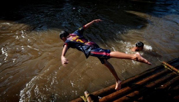 Ada yang mau berenang di sungai Ciliwung? :D