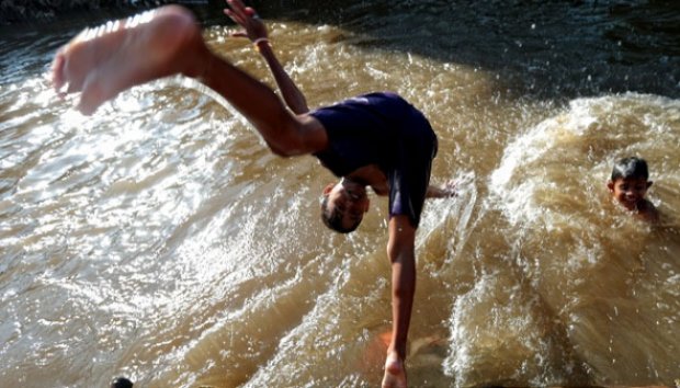 Ada yang mau berenang di sungai Ciliwung? :D