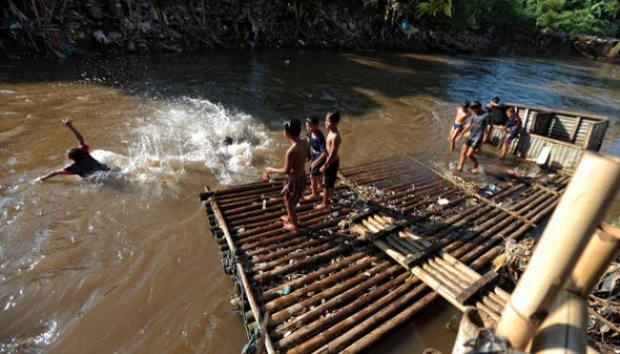 Ada yang mau berenang di sungai Ciliwung? :D