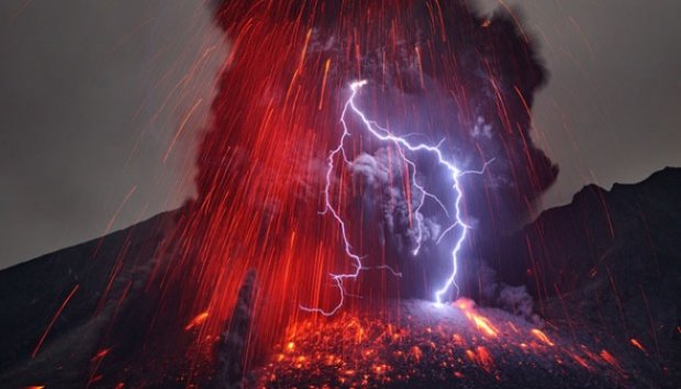 &#91;FOTO&#93; Fotografer Ini Memotret Letusan Gunung Berapi Dahsyat