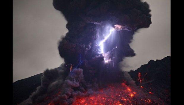 &#91;FOTO&#93; Fotografer Ini Memotret Letusan Gunung Berapi Dahsyat