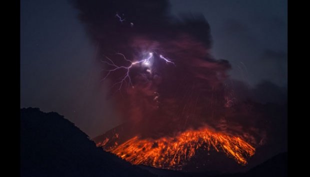 &#91;FOTO&#93; Fotografer Ini Memotret Letusan Gunung Berapi Dahsyat