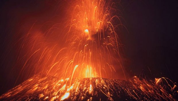 &#91;FOTO&#93; Fotografer Ini Memotret Letusan Gunung Berapi Dahsyat