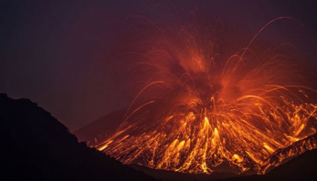 &#91;FOTO&#93; Fotografer Ini Memotret Letusan Gunung Berapi Dahsyat
