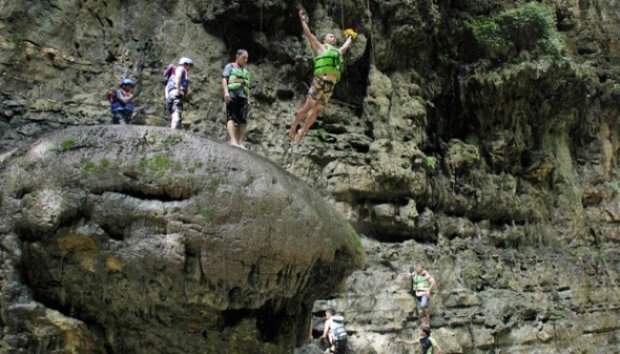 Serunya Berlibur di Green Canyon