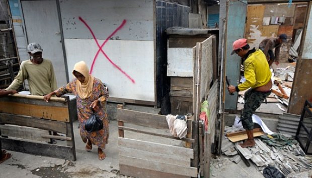 Warga Bantaran Waduk Pluit Sukarela Membongkar Rumah Sendiri