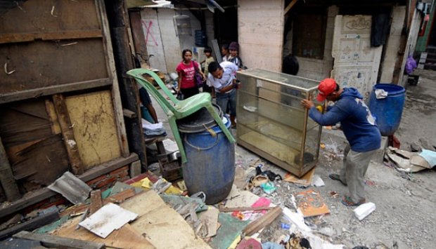 Warga Bantaran Waduk Pluit Sukarela Membongkar Rumah Sendiri
