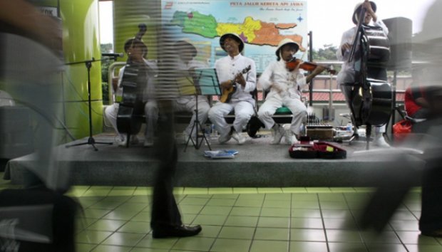 Naik Kereta dari Gambir, Gratis Hiburan Orkes Keroncong