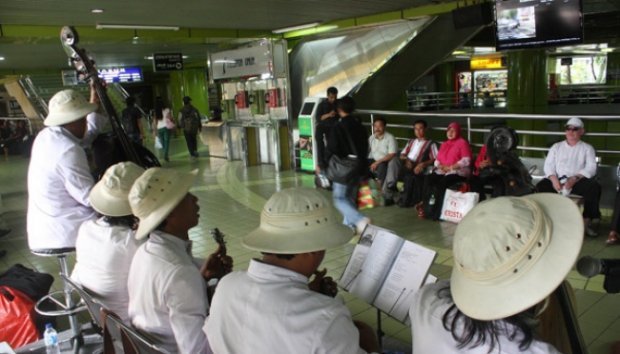 Naik Kereta dari Gambir, Gratis Hiburan Orkes Keroncong