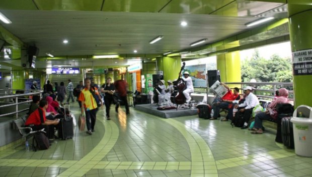 Naik Kereta dari Gambir, Gratis Hiburan Orkes Keroncong