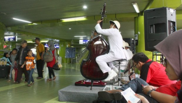 Naik Kereta dari Gambir, Gratis Hiburan Orkes Keroncong