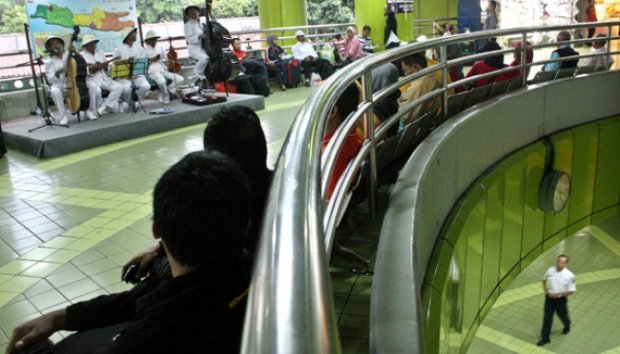 Naik Kereta dari Gambir, Gratis Hiburan Orkes Keroncong