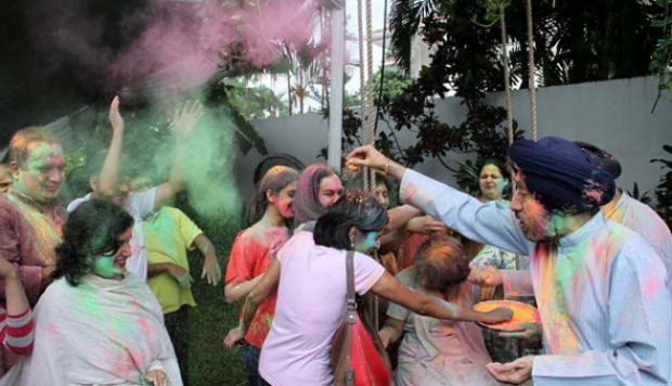 Warga India di Jakarta Merayakan Festival Holi