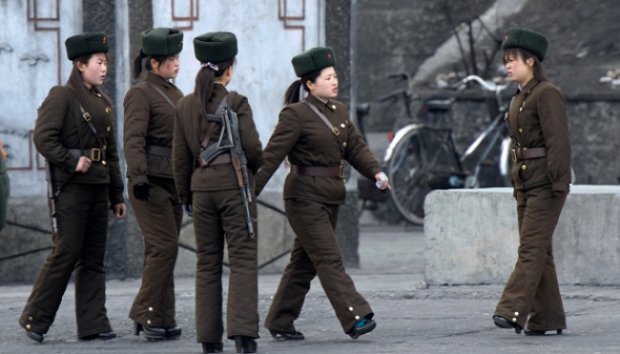 Tentara Wanita Korea Utara Berjaga dengan Sepatu Hak Tinggi