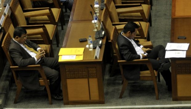 Beginilah Aktifitas Sejumlah Anggota Dewan saat Rapat Paripurna