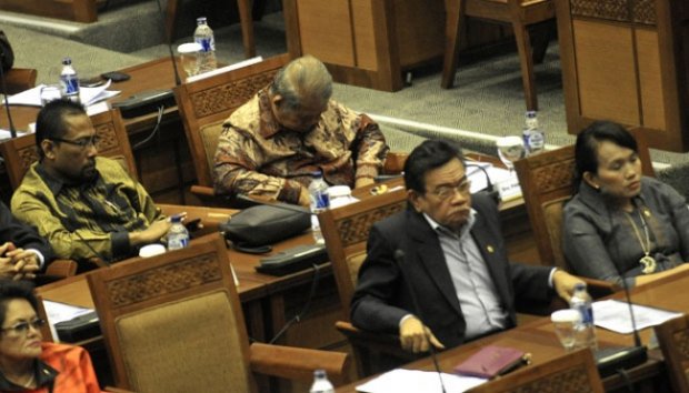 Beginilah Aktifitas Sejumlah Anggota Dewan saat Rapat Paripurna