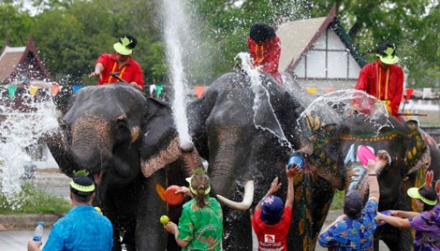 Gajah vs Manusia di Festival Air Songkran, Thailand