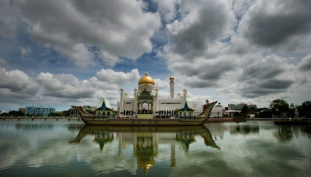 Melihat Kemegahan Masjid Brunei Berkubah Emas Murni