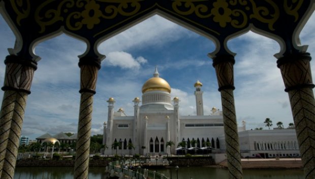 Melihat Kemegahan Masjid Brunei Berkubah Emas Murni