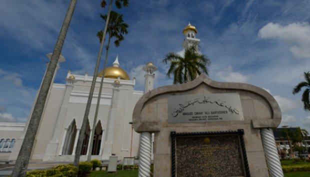 Melihat Kemegahan Masjid Brunei Berkubah Emas Murni