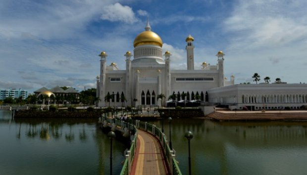 Melihat Kemegahan Masjid Brunei Berkubah Emas Murni