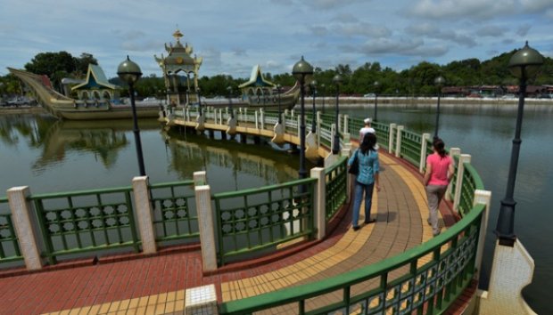 Melihat Kemegahan Masjid Brunei Berkubah Emas Murni