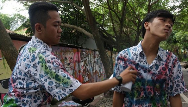 Baru selesai ujian aja udah coret2, lulus aja belum