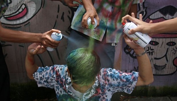 Baru selesai ujian aja udah coret2, lulus aja belum